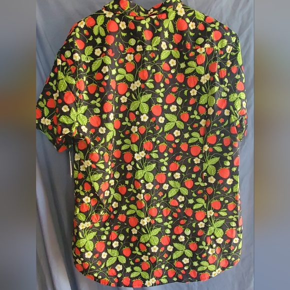 Massive Men's XL Black, Green And Red Strawberry Print Shirt, NWT - Picture 4 of 5